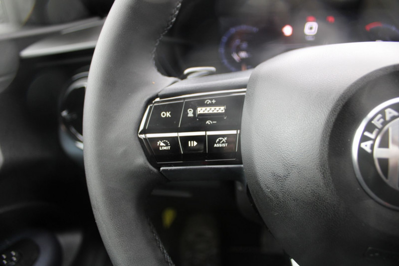 Photo 12 de l'offre de ALFA ROMEO JUNIOR IBRIDA 145 CV HYBRIDE GPS 3D CAMÃRA RE JA 17 I-COKPIT FULL LED BOITE AUTO DCT-6 à 27900€ chez Bougel transactions