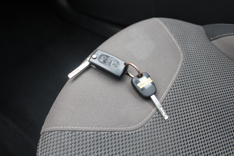 Photo 13 de l'offre de CITROEN C3 II CONFORT 1L4 HDI 70 CV CLIM AUDIO SAT MP3 RÃGULATEUR ROUE DE SECOURS BOITE AUTO à 8990€ chez Bougel transactions