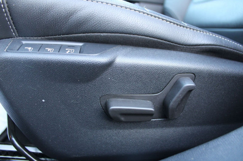 Photo 11 de l'offre de CITROEN C4 PHASE SHINE BLUEHDI 110 CV BOITE 6V DIESEL CUIR TOIT OUVRANT CAMÃRA 360 GPS FULL LEDS à 16990€ chez Bougel transactions