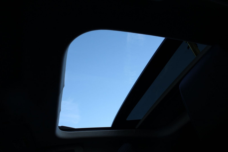 Photo 12 de l'offre de CITROEN C4 PHASE SHINE BLUEHDI 110 CV BOITE 6V DIESEL CUIR TOIT OUVRANT CAMÃRA 360 GPS FULL LEDS à 16990€ chez Bougel transactions