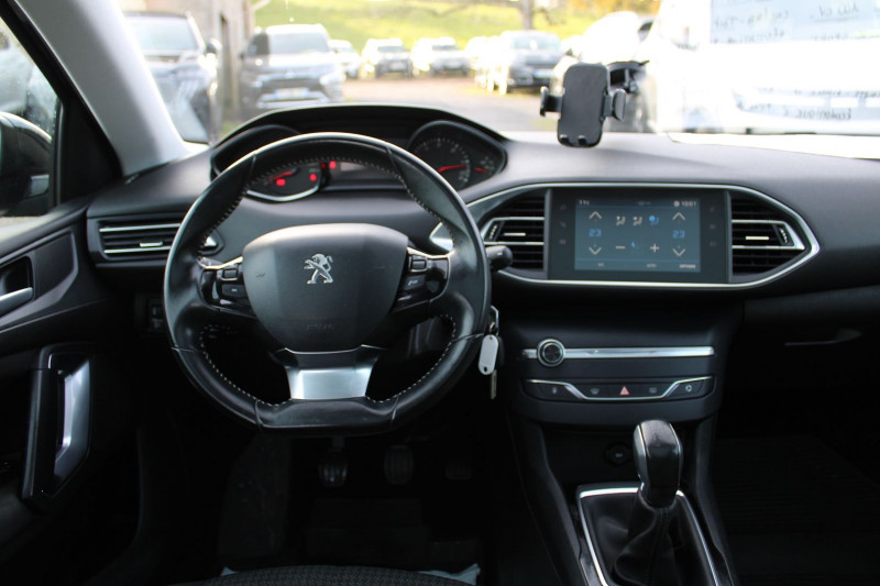 Photo 10 de l'offre de PEUGEOT 308 III 1L6 BLUEHDI 100 CV STYLE CAMÃRA TOIT PANO RÃGULATEUR BLUETOOTH GPS LINK USB JA17 à 11990€ chez Bougel transactions