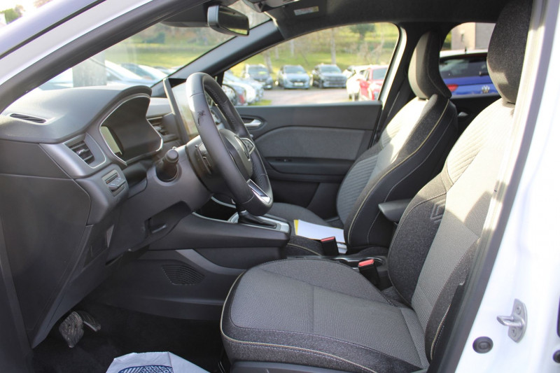 Photo 8 de l'offre de RENAULT CAPTUR 5 TCE 160 CV TECHNO HYBRIDE GPS 3D CAMÃRA USB JA 18 I-COKPIT FULL LED BOITE AUTO à 25990€ chez Bougel transactions