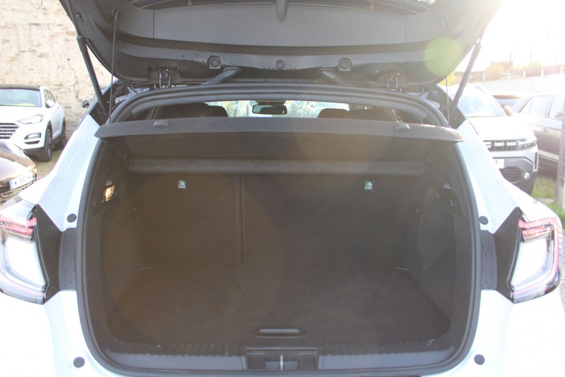 Photo 6 de l'offre de RENAULT CAPTUR 5 TCE 160 CV TECHNO HYBRIDE GPS 3D CAMÃRA USB JA 18 I-COKPIT FULL LED BOITE AUTO à 25990€ chez Bougel transactions
