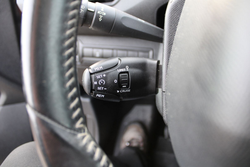 Photo 12 de l'offre de PEUGEOT 308 III 1L6 BLUEHDI 100 CV STYLE CAMÃRA TOIT PANO RÃGULATEUR BLUETOOTH GPS LINK USB JA17 à 11990€ chez Bougel transactions