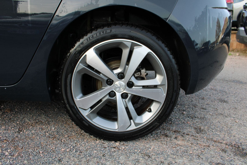 Photo 7 de l'offre de PEUGEOT 308 III 1L6 BLUEHDI 100 CV STYLE CAMÃRA TOIT PANO RÃGULATEUR BLUETOOTH GPS LINK USB JA17 à 11990€ chez Bougel transactions