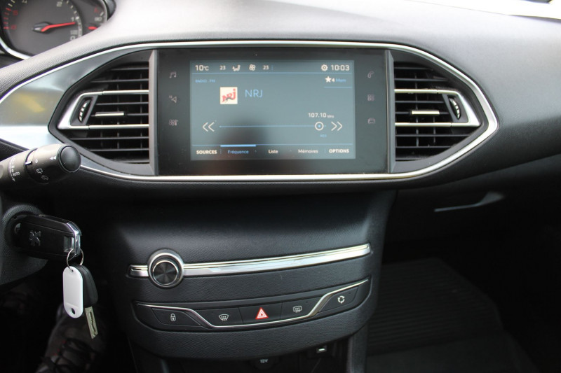 Photo 13 de l'offre de PEUGEOT 308 III 1L6 BLUEHDI 100 CV STYLE CAMÃRA TOIT PANO RÃGULATEUR BLUETOOTH GPS LINK USB JA17 à 11990€ chez Bougel transactions