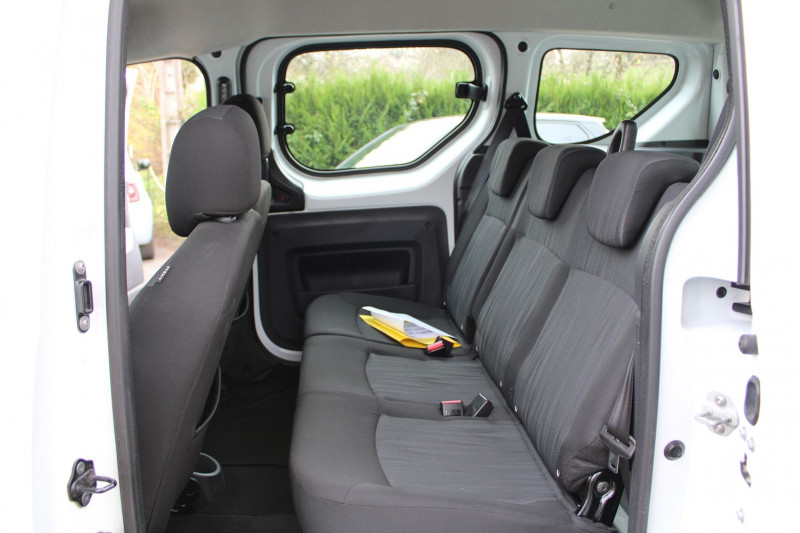 Photo 8 de l'offre de DACIA DOKKER TCE LAURÃATE 115 RÃGULATEUR BLUETOOTH CLIMAT AUDIO ATTELAGE ABS  5 PLACES à 12500€ chez Bougel transactions