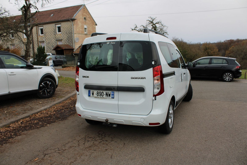 Photo 3 de l'offre de DACIA DOKKER TCE LAURÃATE 115 RÃGULATEUR BLUETOOTH CLIMAT AUDIO ATTELAGE ABS  5 PLACES à 12500€ chez Bougel transactions