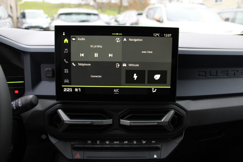 Photo 12 de l'offre de DACIA DUSTER VI JOURNEY 140 CV HYBRIDE GPS 3D CLIM CAMÃRA USB JA 18 I-COKPIT FULL LED BOITE AUTO à 25990€ chez Bougel transactions
