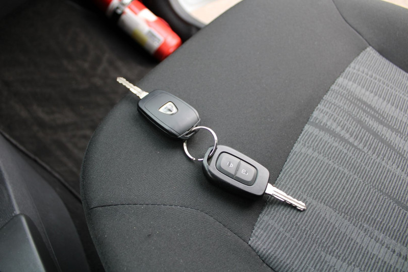 Photo 14 de l'offre de DACIA DOKKER TCE LAURÃATE 115 RÃGULATEUR BLUETOOTH CLIMAT AUDIO ATTELAGE ABS  5 PLACES à 12500€ chez Bougel transactions