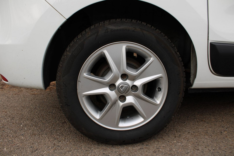 Photo 12 de l'offre de DACIA DOKKER TCE LAURÃATE 115 RÃGULATEUR BLUETOOTH CLIMAT AUDIO ATTELAGE ABS  5 PLACES à 12500€ chez Bougel transactions