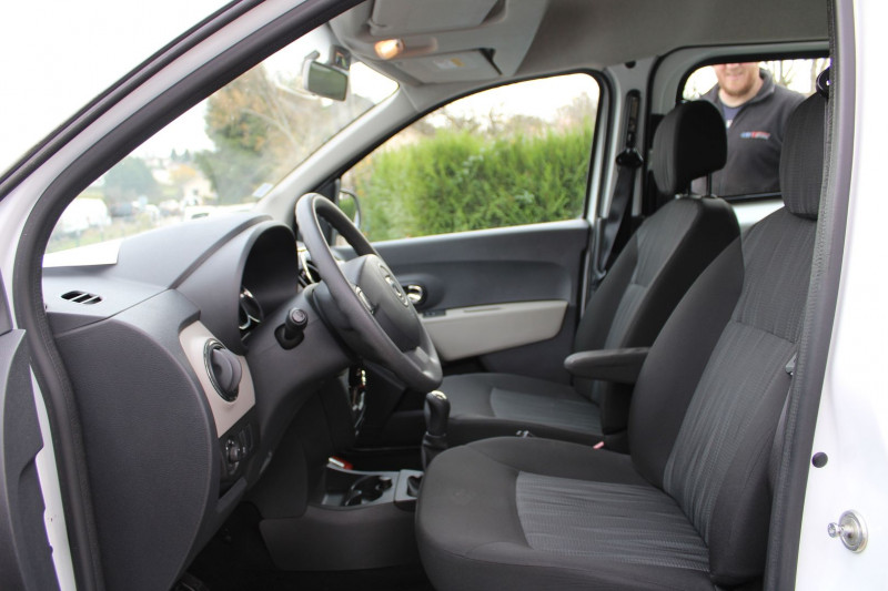 Photo 7 de l'offre de DACIA DOKKER TCE LAURÃATE 115 RÃGULATEUR BLUETOOTH CLIMAT AUDIO ATTELAGE ABS  5 PLACES à 12500€ chez Bougel transactions